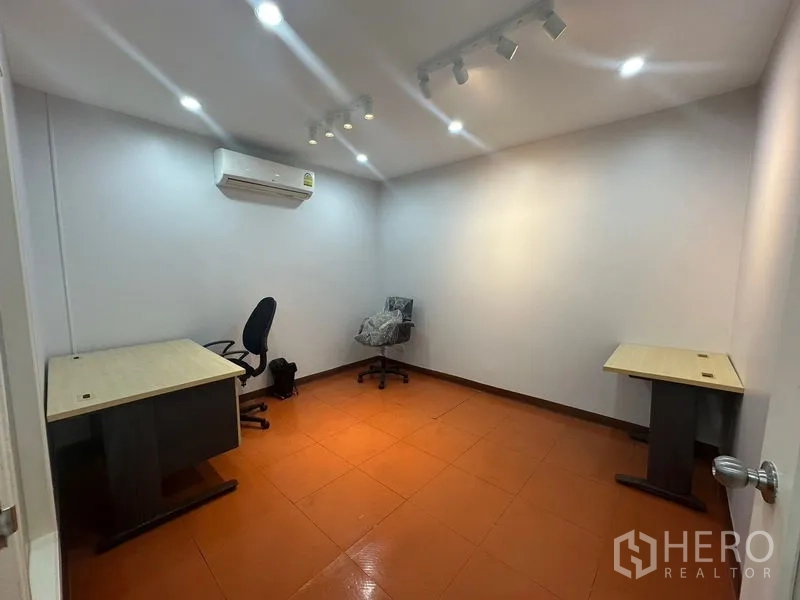 办公空间 出租在Yan Nawa, Bangkok - 配两张办公桌与座椅的独立办公室，射灯与壁挂空调。