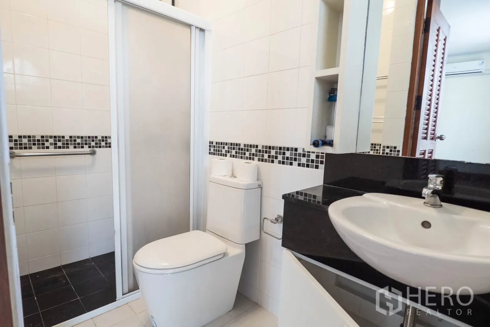 ทาวน์เฮาส์ for rent in Watthana, Bangkok - ห้องน้ำสมัยใหม่กั้นอาบน้ำบานเลื่อน เคาน์เตอร์อ่างล้างหน้า และโถสุขภัณฑ์