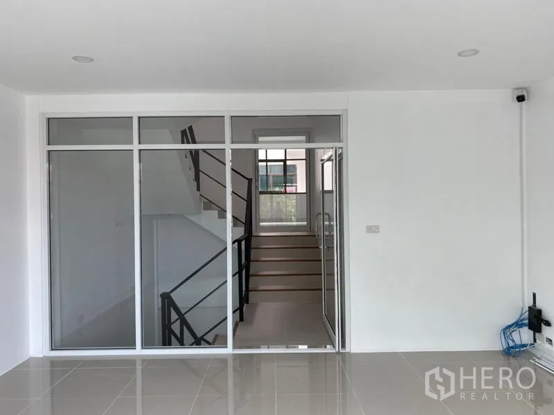 带办公室的家 出租在Wang Thonglang, Bangkok - 办公室区域，玻璃隔断可见楼梯与窗户。