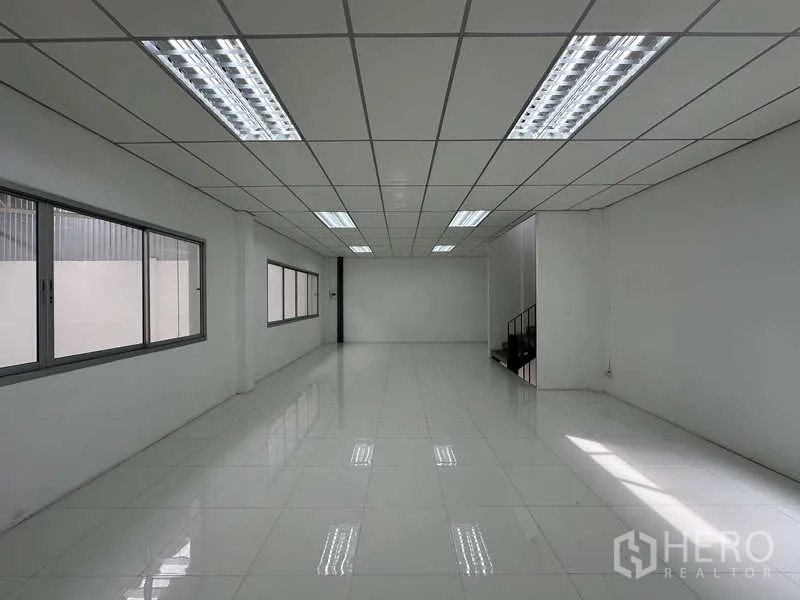 工厂 出租在Khlong Luang, Pathum Thani - 开放式办公室，长窗与荧光照明