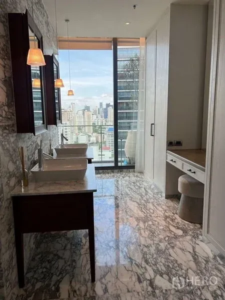 公寓 出租在Watthana, Bangkok - 大理石卫浴，双台上盆、吊灯、梳妆台及城市天际线景观。
