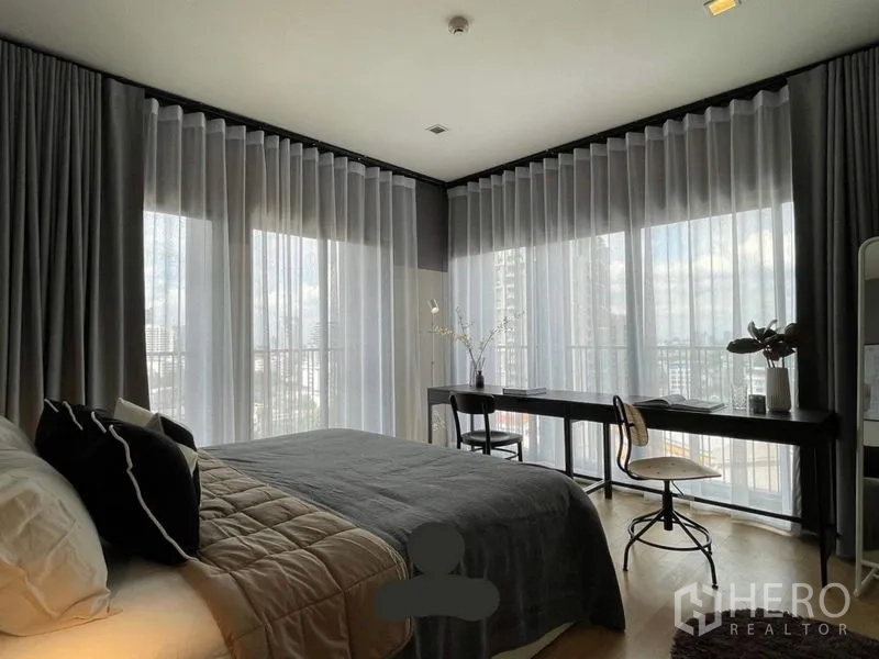 คอนโด ให้เช่าในWatthana, Bangkok - ห้องนอนมุมกระจก ผ้าม่านโปร่ง โต๊ะทำงานยาว และวิวเมืองพาโนรามา