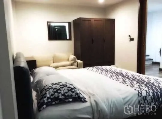 联排别墅 出租在Bang Rak, Bangkok - 宽敞卧室，双人床、衣柜、沙发，装饰素雅。
