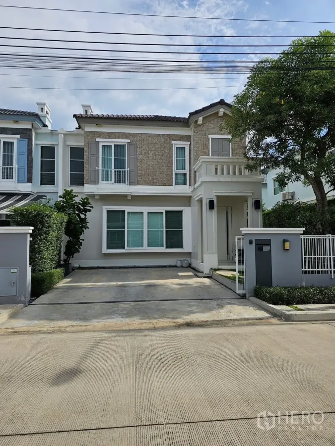 独立式住宅 出租在Prawet, Bangkok - 独栋别墅正立面，车道与阳台，位于Prawet的Anya Bangna