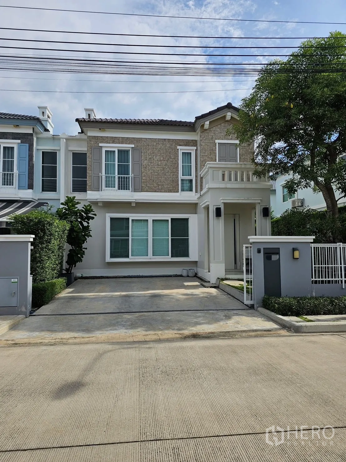 独立式住宅 出租在Prawet, Bangkok - 独栋别墅正立面，车道与阳台，位于Prawet的Anya Bangna