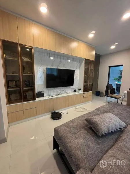 独立式住宅 出租在Mueang Nonthaburi, Nonthaburi - 一体化电视柜，玻璃展示柜与大屏电视。