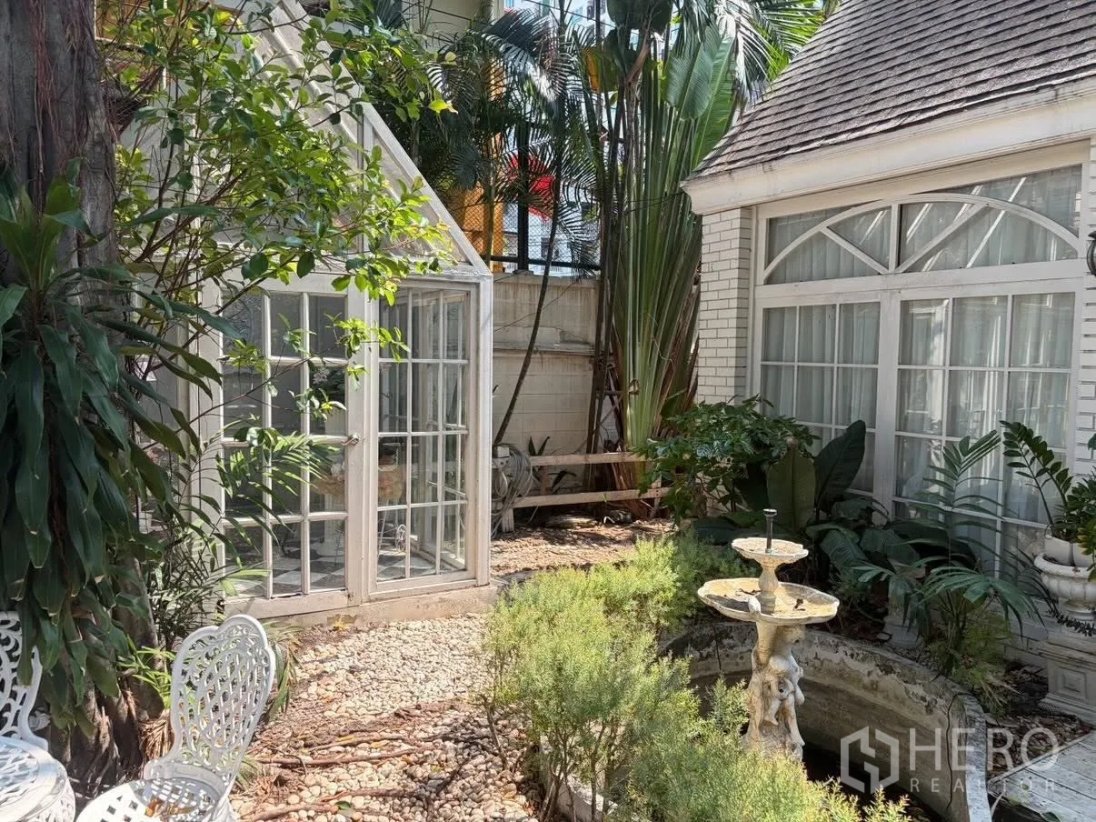 Detached House for rent in Phra Khanong, Bangkok - Small greenhouse-style glass room and fountain beside the house.