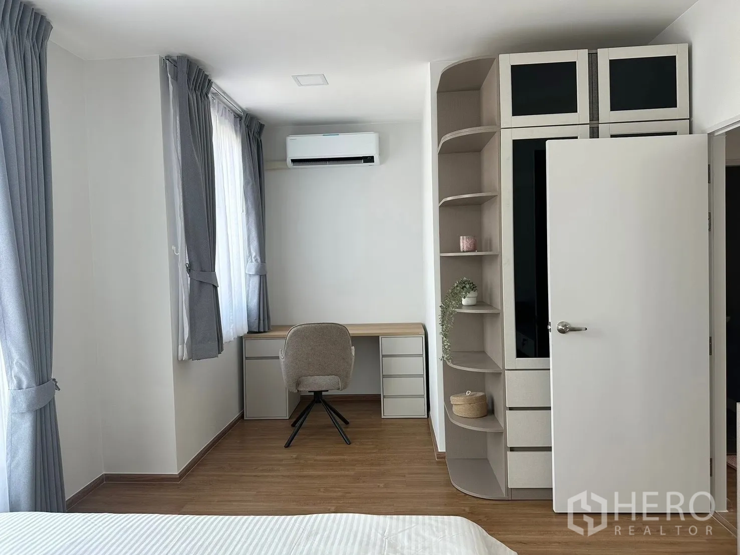 ทาวน์เฮาส์ for rent in Bang Phli, Samut Prakan - ห้องนอนใหญ่พร้อมตู้และชั้นวางบิลท์อิน โต๊ะทำงาน หน้าต่างบานใหญ่ และแอร์