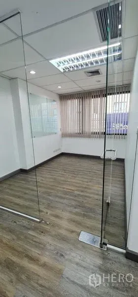 办公空间 出租在Watthana, Bangkok - 小型玻璃墙会议室，木纹地板与百叶窗。