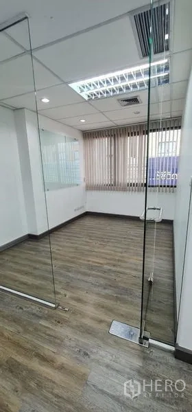 办公空间 出租在Watthana, Bangkok - 小型玻璃墙会议室，木纹地板与百叶窗。