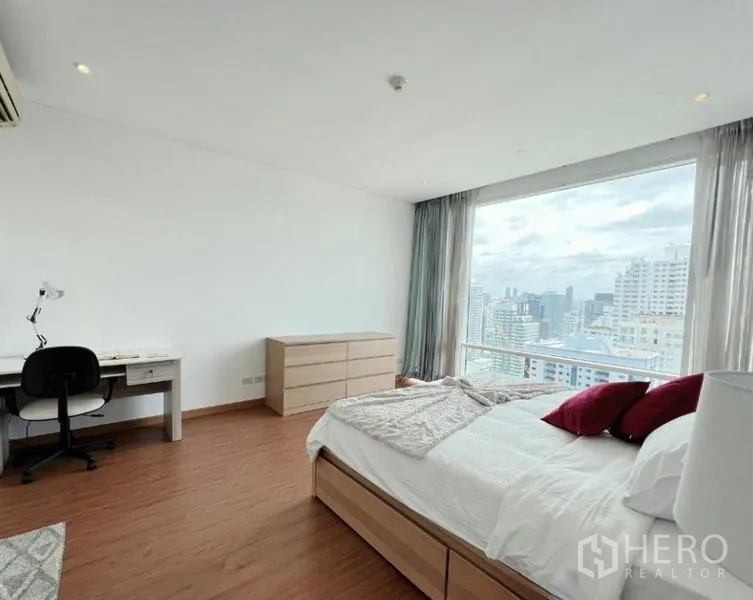 คอนโด ขายในWatthana, Bangkok - ห้องนอนที่สองกว้าง มีโต๊ะทำงาน ลิ้นชัก และวิวเส้นขอบฟ้า
