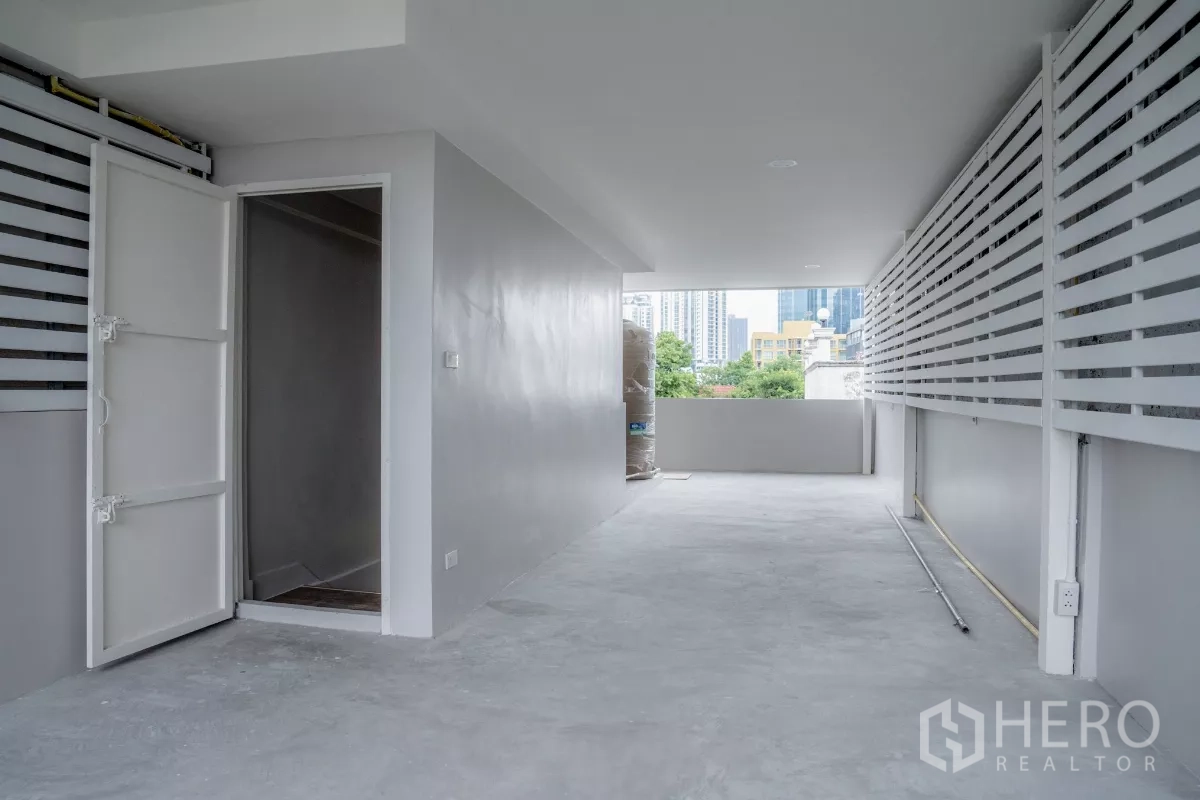 联排别墅 出售在Watthana, Bangkok - 带顶露台/杂物区，设储物间，可远眺部分城市天际线。