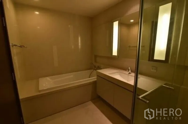 คอนโด ให้เช่าในWatthana, Bangkok - ห้องน้ำที่สองพร้อมอ่างอาบน้ำบิลท์อิน เคาน์เตอร์อ่างล้างหน้า และฉากกั้นกระจก