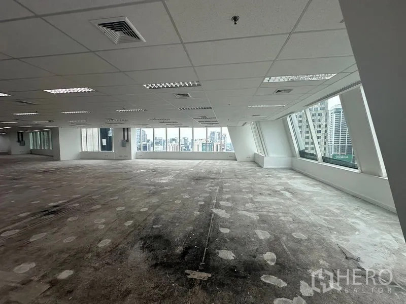 สำนักงาน ให้เช่า - สำนักงานโล่งพร้อมท่อลมแอร์ เสาสีขาว และแนวกระจกสองฝั่ง