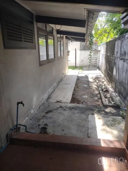 บ้าน ให้เช่า - ทางเดินบริการข้างบ้าน พื้นคอนกรีต