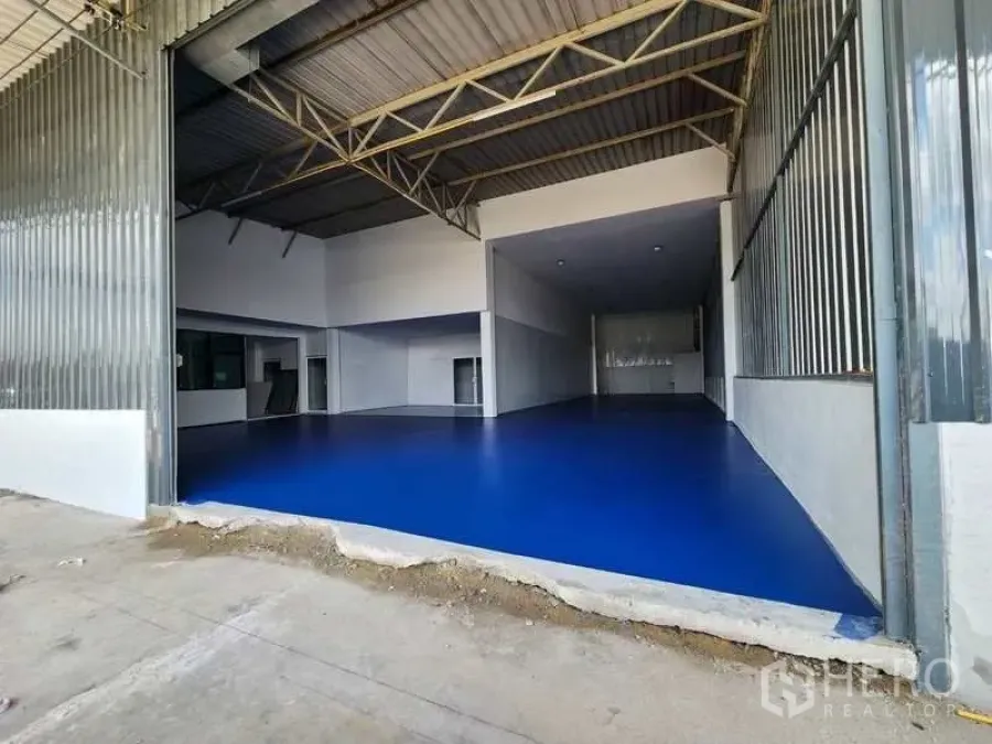 工厂 出租在Lam Luk Ka, Pathum Thani - 高挑钢结构厂房，蓝色环氧地坪，宽敞装卸入口与金属屋架。