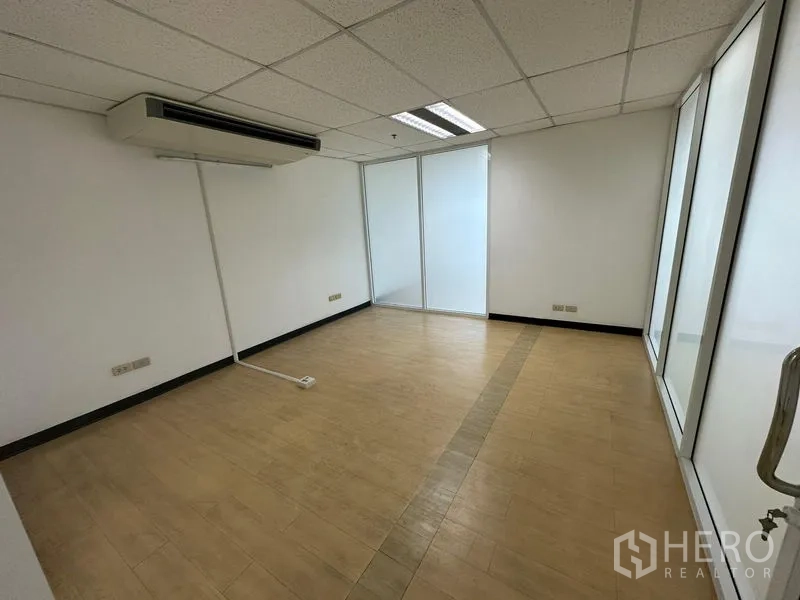 สำนักงาน ให้เช่า - ห้องทำงานส่วนตัว พื้นลายไม้ ผนังสีขาว แอร์แขวน และผนังกระจกฝ้า
