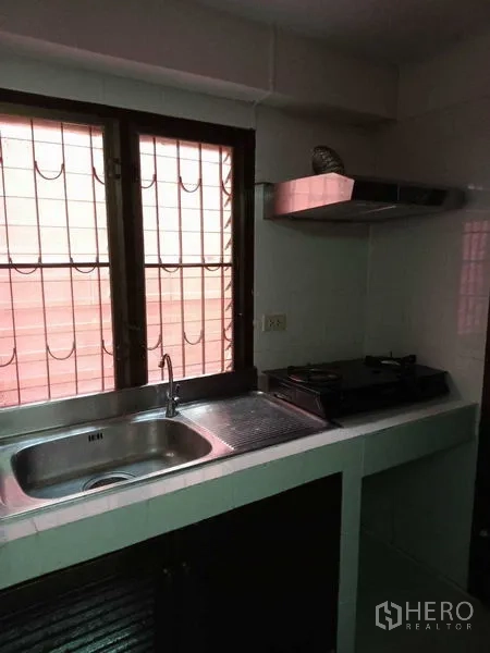 联排别墅 出租在Khlong Toei, Bangkok - 备餐区，带水槽、燃气灶与带防盗栏的窗户