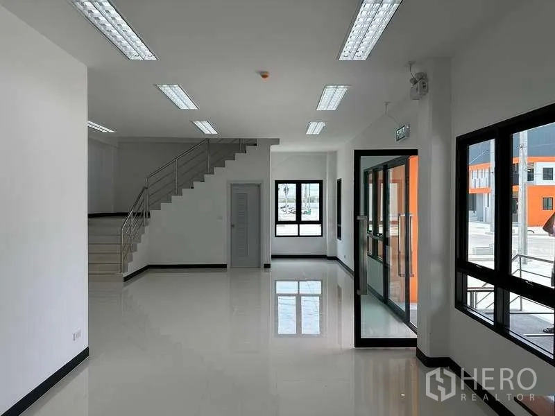工厂 出租在Bang Phli, Samut Prakan - 厂房办公室首层大堂，玻璃门、窗户与楼梯。