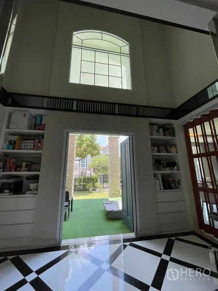 Detached House for rent in Bang Phli, Samut Prakan - Grand foyer with black-and-white tiled floor, high window and built-in shelves.