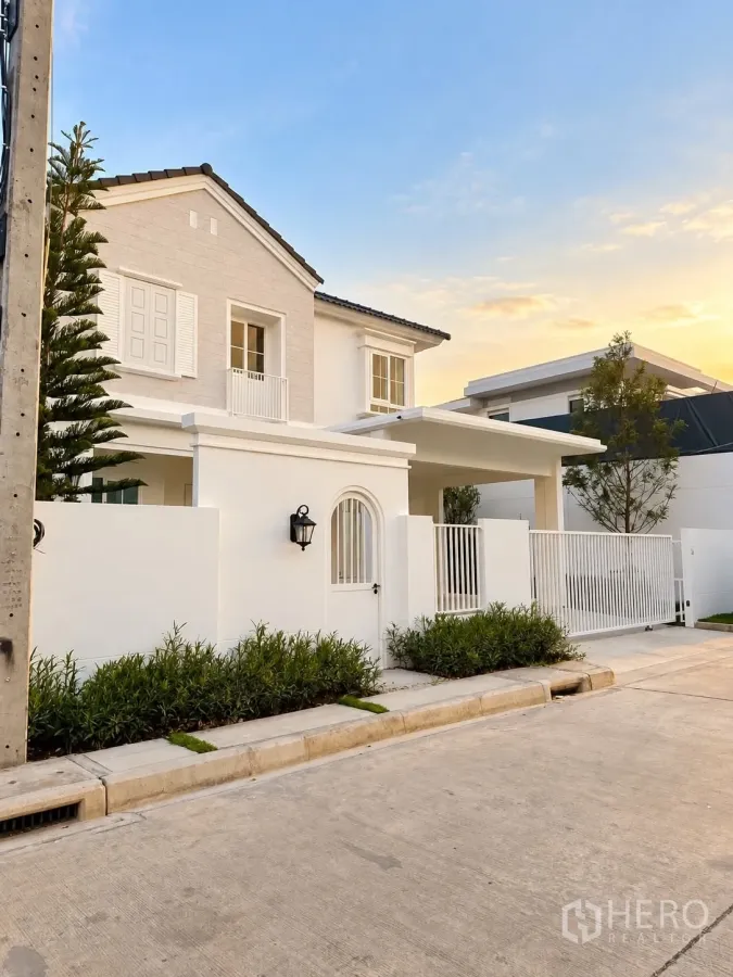 独栋房屋 for rent in Bang Phli, Samut Prakan - 白色两层独栋外观，带围栏与大门。