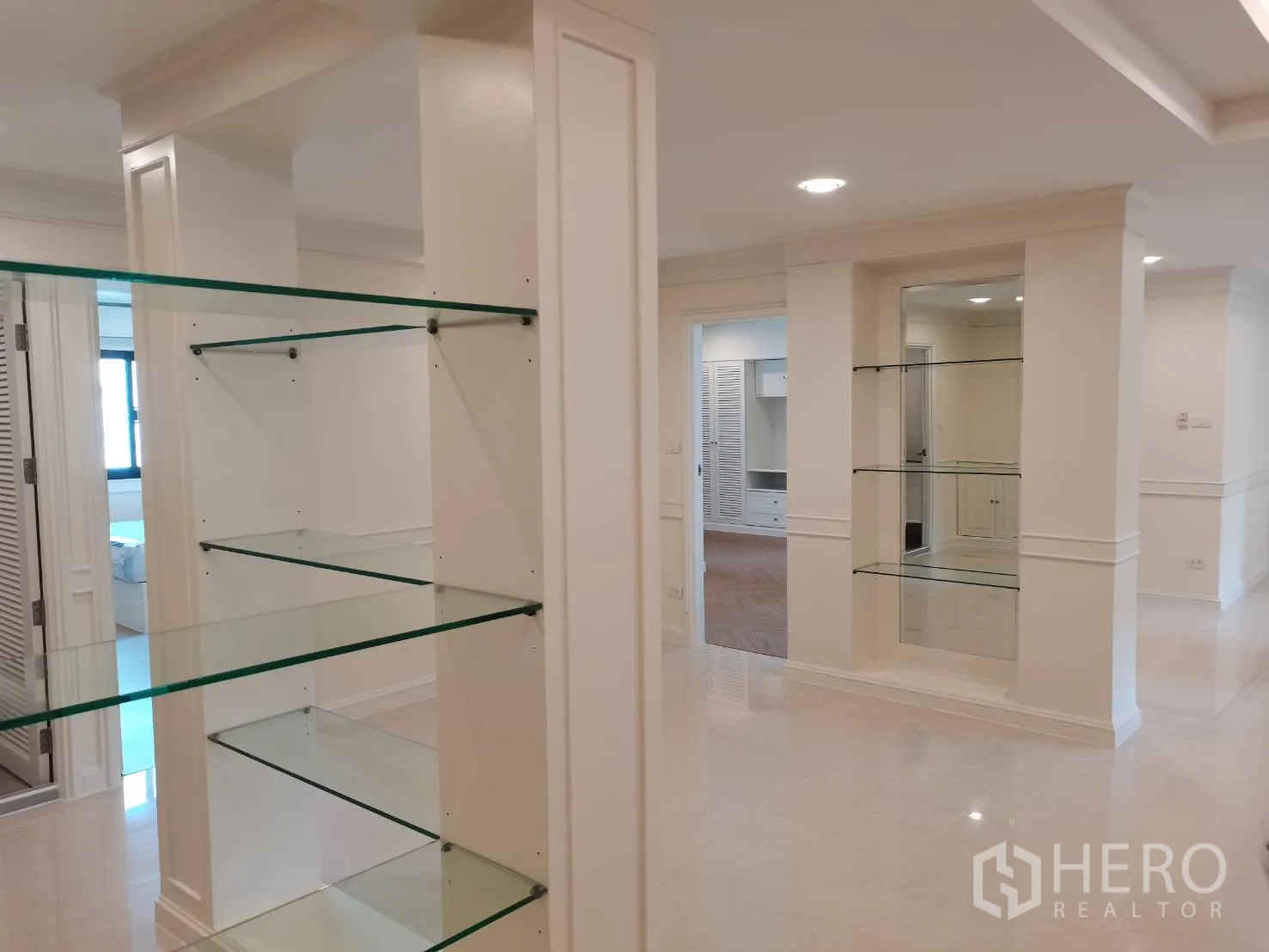 คอนโด for rent in Watthana, Bangkok - โถงทางเดินพร้อมชั้นวางกระจกหลายชุดเชื่อมสู่ห้องนอน