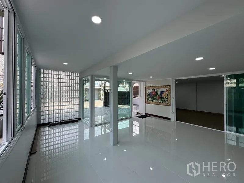 Townhouse for sale in Bueng Kum, Bangkok - Bright ground-floor glass room with floor-to-ceiling windows and glass block wall.