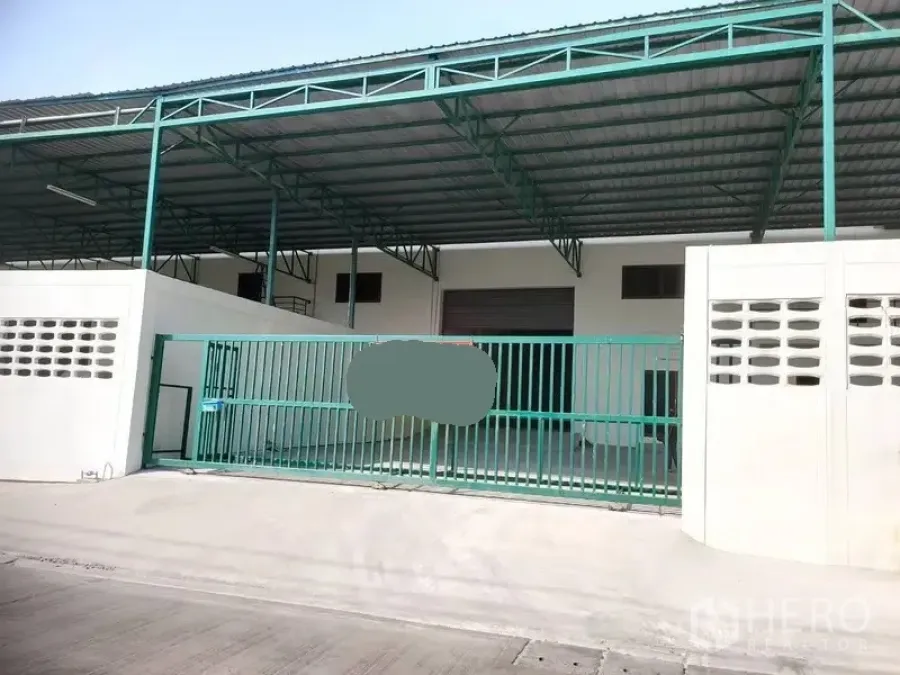 Factory for rent or sale in Bang Phli, Samut Prakan - Secure factory frontage with green sliding gate and covered parking canopy.