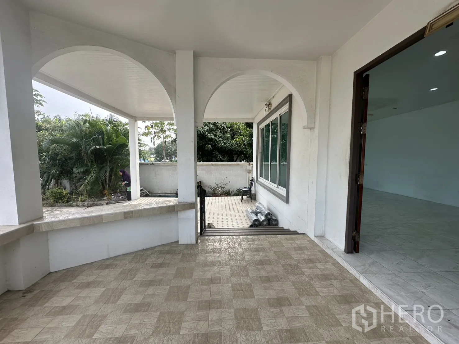 Home Office for rent - Terrace leading to the main entrance with tiled steps and large windows.