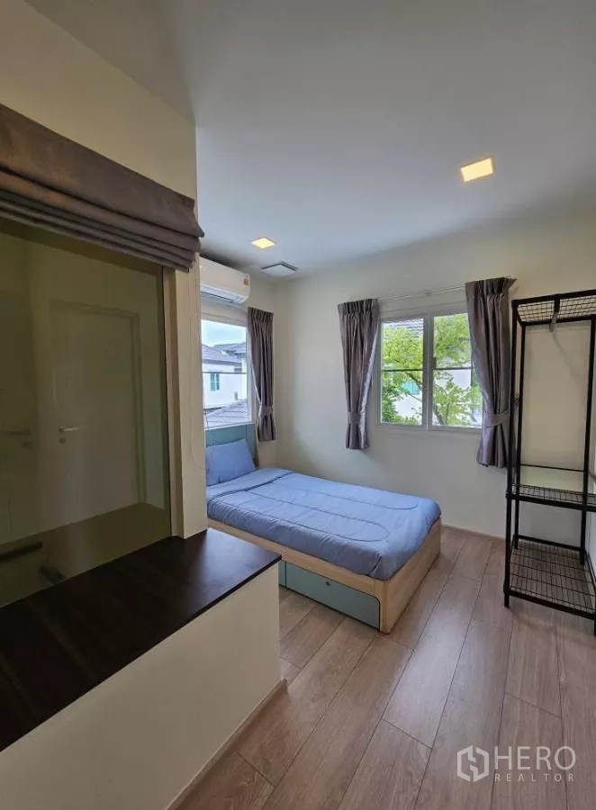 Detached House for rent in Bang Phli, Samut Prakan - Cozy single bedroom with large windows, air conditioning and clothes rack.