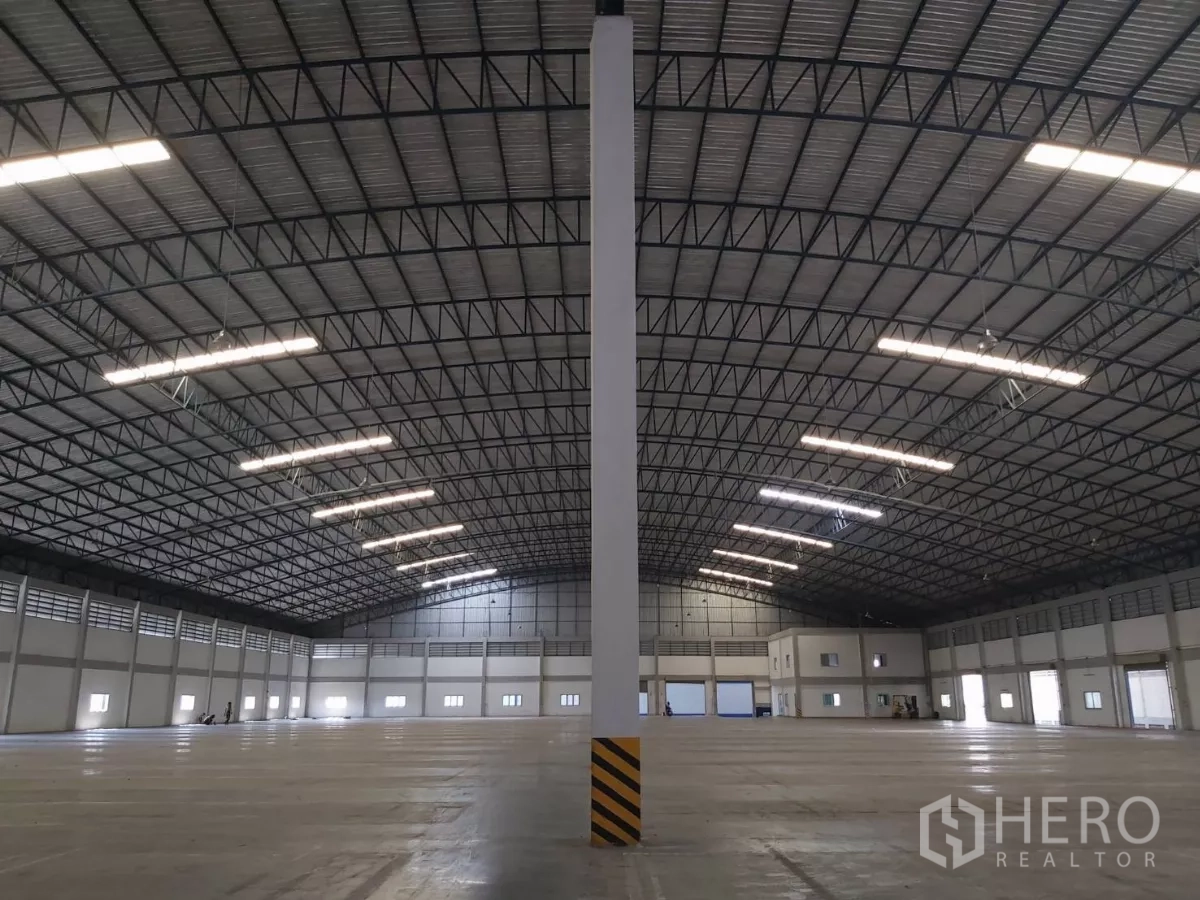 Warehouse for rent in Bang Bo, Samut Prakan - Symmetrical view centered on a column beneath the high-span truss roof.