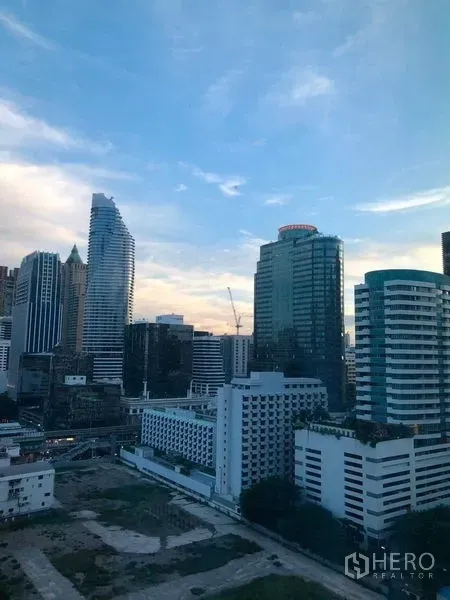 คอนโด ให้เช่า - วิวสกายไลน์ย่านปทุมวันจากชั้นสูงในช่วงเย็น