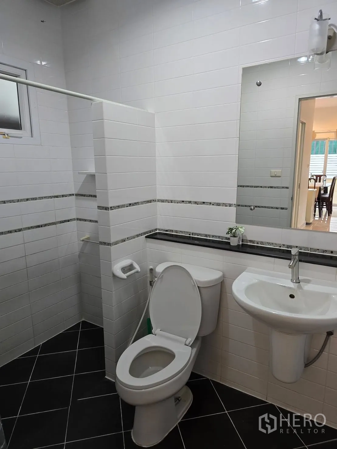 บ้านเดี่ยว for rent in Bang Phli, Samut Prakan - ห้องน้ำปูกระเบื้อง พร้อมโถสุขภัณฑ์ อ่างล้างหน้า กระจก และโซนฝักบัว