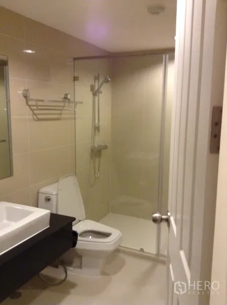 คอนโด ให้เช่าในHuai Khwang, Bangkok - ห้องน้ำโมเดิร์น พร้อมตู้กระจกอาบน้ำ อ่างล้างหน้า และโถสุขภัณฑ์