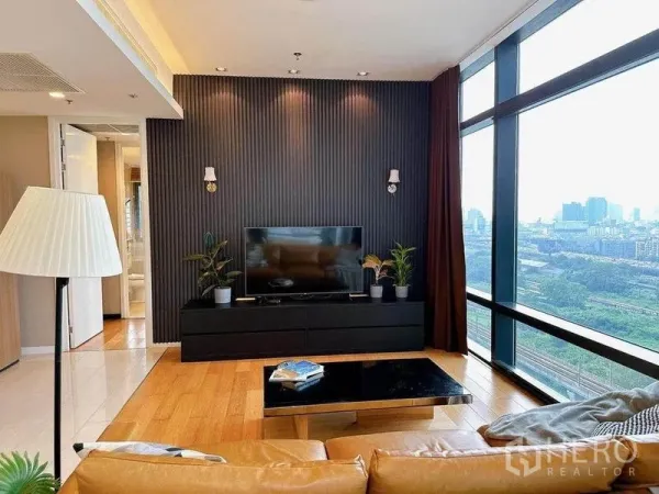 คอนโด ให้เช่าในRatchathewi, Bangkok - ห้องนั่งเล่นสไตล์โมเดิร์น ผนังทีวีโทนเข้ม พื้นไม้ และกระจกเต็มบานมองวิวเมืองกรุงเทพฯ แบบพาโนรามา