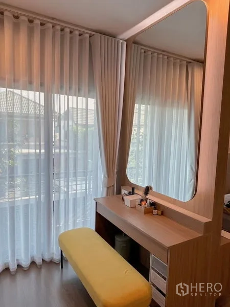 บ้าน ขาย - พื้นที่แต่งตัว โต๊ะเครื่องแป้ง กระจกบานใหญ่ และผ้าม่านโปร่งสู่ระเบียง