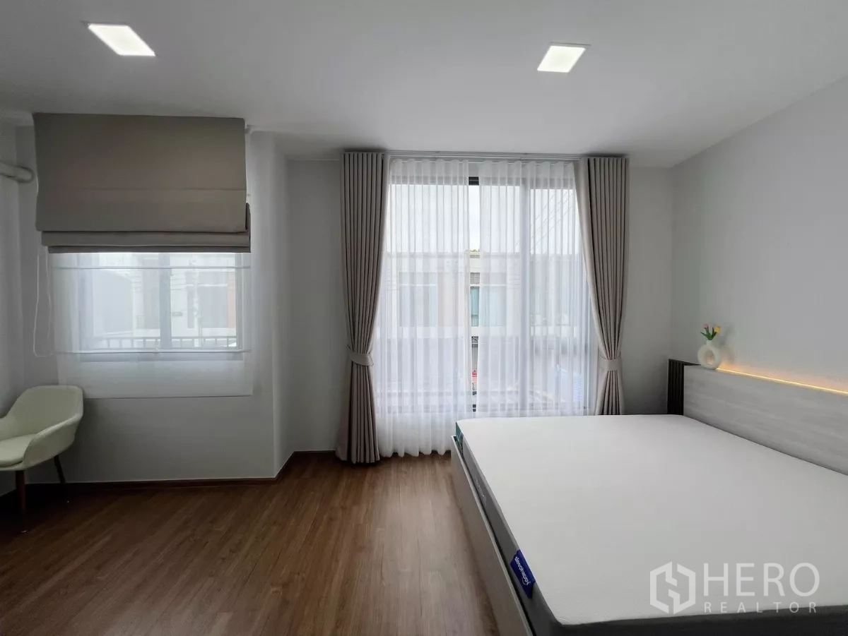 联排别墅 出租在Bang Phli, Samut Prakan - 宽敞卧室一角，床与两扇大窗