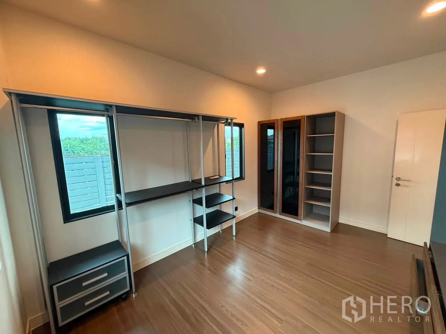 Detached House for rent in Bang Kapi, Bangkok - Open wardrobe system with windows bringing natural light into the room.