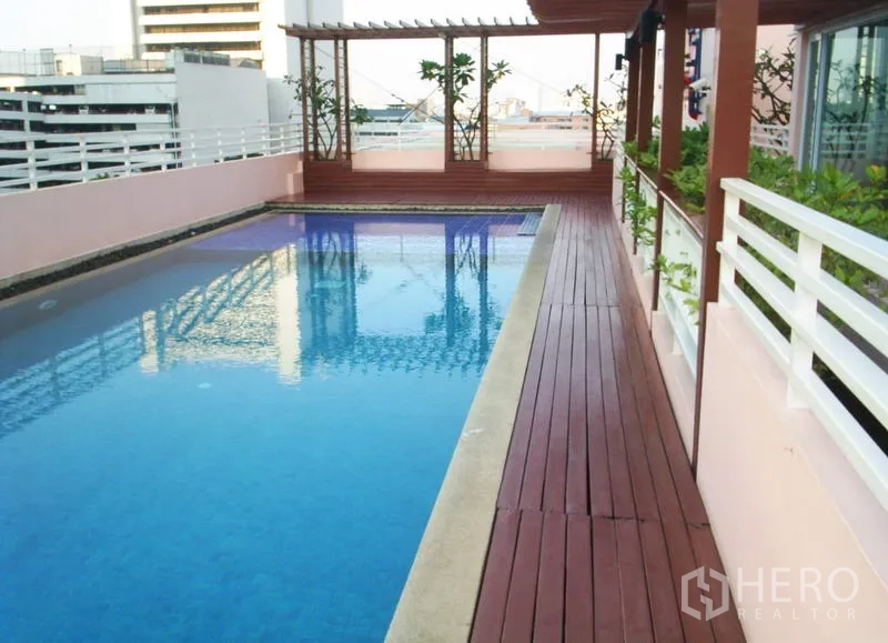 公寓 出售在Watthana, Bangkok - 屋顶游泳池配木质池畔步道，可眺望城市景观。
