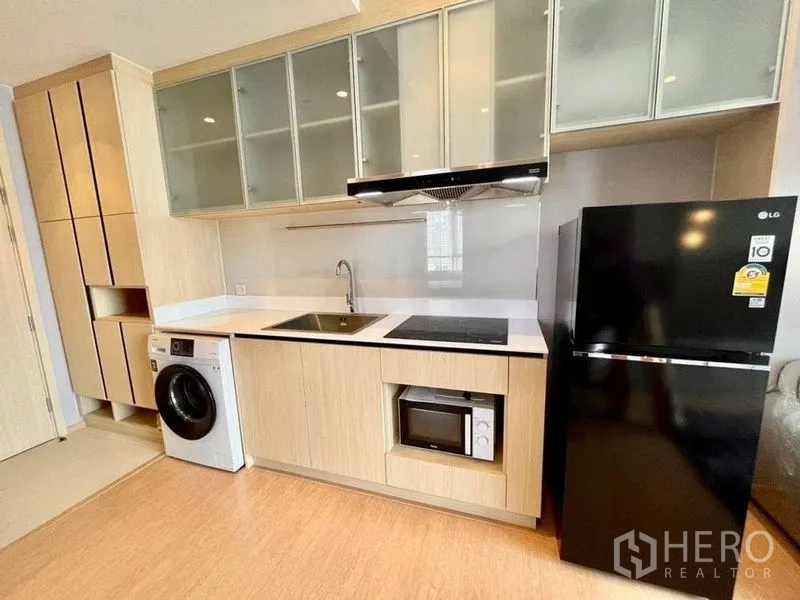 公寓 出租或出售在Watthana, Bangkok - 整体橱柜厨房，含灶台、烟机、微波炉、冰箱与洗衣机