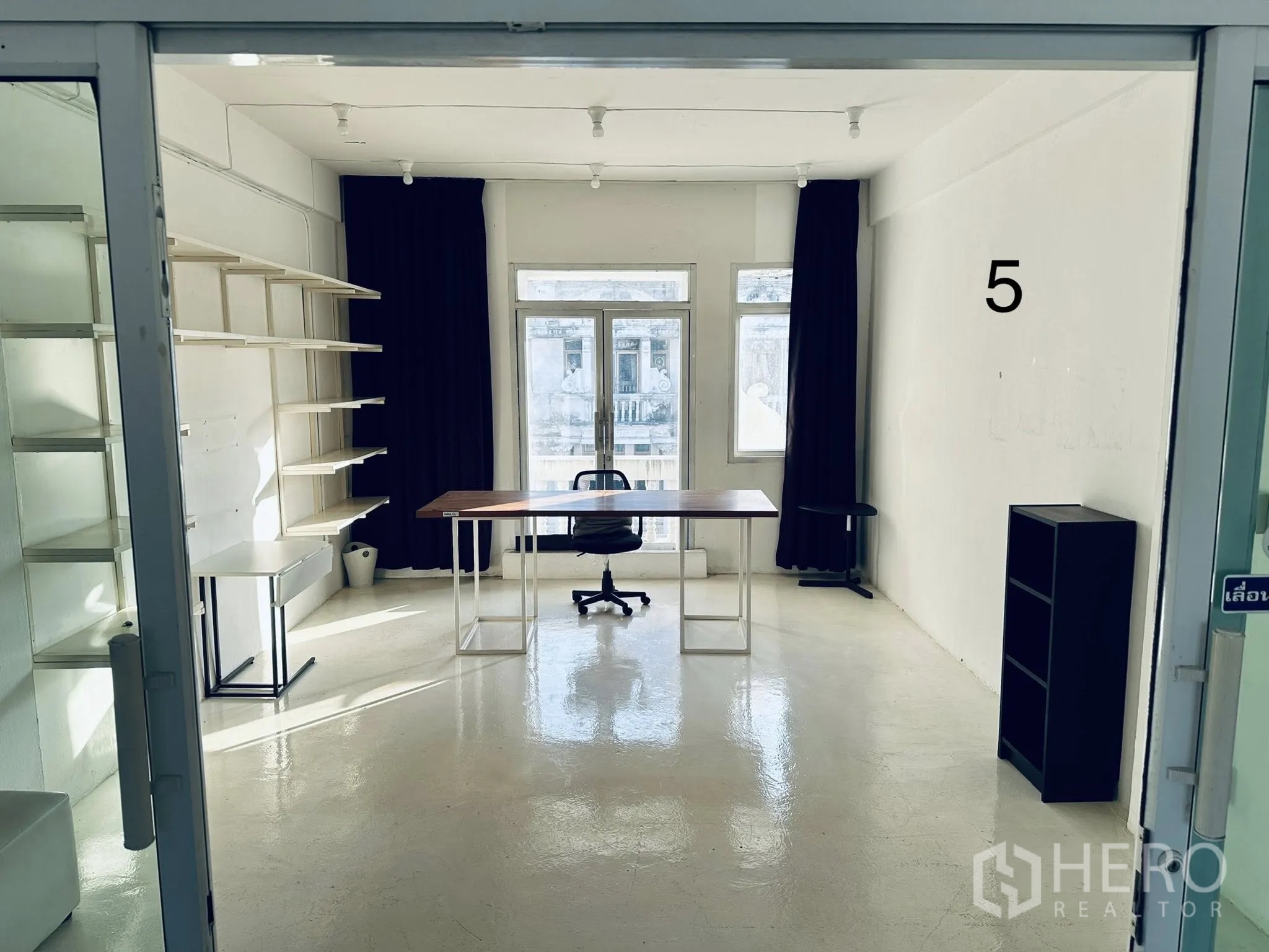 ตึกแถว for rent in Watthana, Bangkok - พื้นที่ทำงานกั้นกระจก มีโต๊ะทำงาน เก้าอี้ ชั้นวาง และหน้าต่างพร้อมม่านทึบ