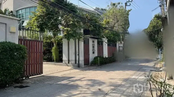Warehouse for sale in Bangkok Yai, Bangkok - Gated warehouse entrance on a quiet Bangkok Yai lane with mature trees.