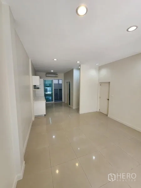 联排别墅 出租在Wang Thonglang, Bangkok - 开放式客餐厅，嵌灯天花，配备简易备餐区。