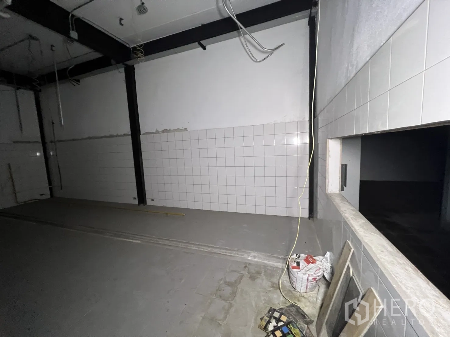 Retail Space for rent in Watthana, Bangkok - Rear glazed wall and side walkway with mature trees and fence.