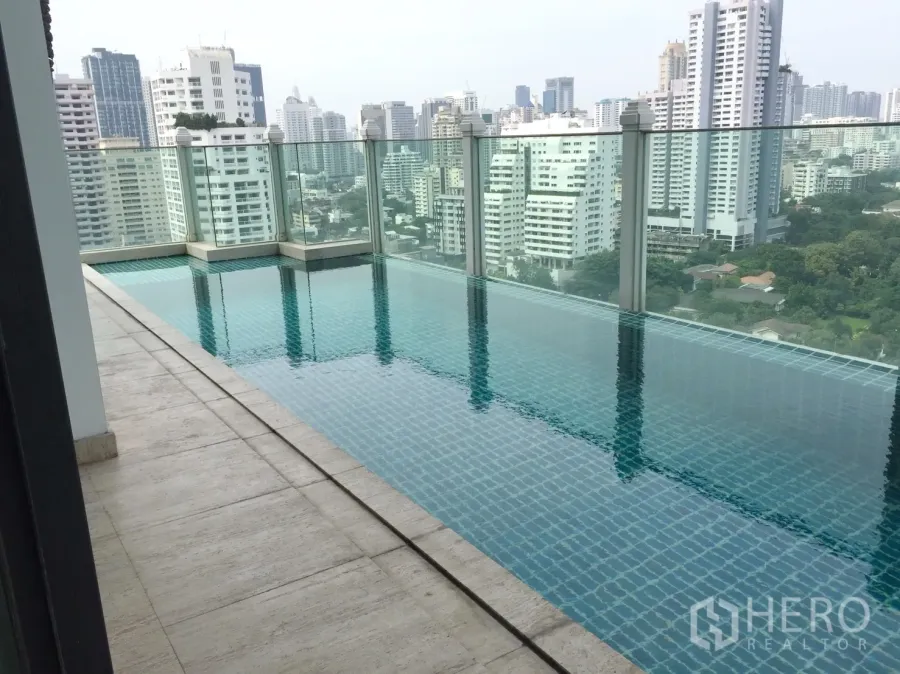 คอนโด ให้เช่าในWatthana, Bangkok - สระว่ายน้ำคอนโดบนอาคารสูงพร้อมราวกระจก มองเห็นวิวสกายไลน์กรุงเทพฯ