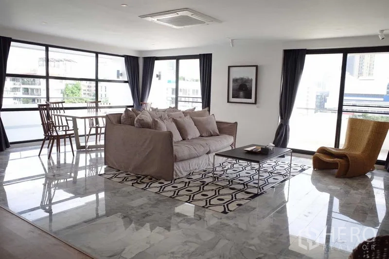 คอนโด ให้เช่าในWatthana, Bangkok - ห้องนั่งเล่นและรับประทานอาหารแบบเปิด กระจกพาโนรามา พื้นหินอ่อน วิวเมือง