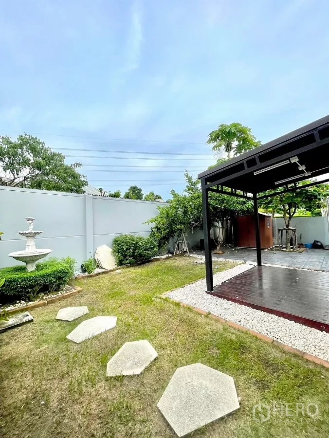 独立式住宅 出租在Prawet, Bangkok - 私家大花园，石板步道、喷泉与露台凉亭