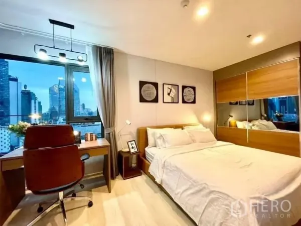 公寓 出租在Pathum Wan, Bangkok - 第二卧室带书桌、落地窗与镜面衣柜。