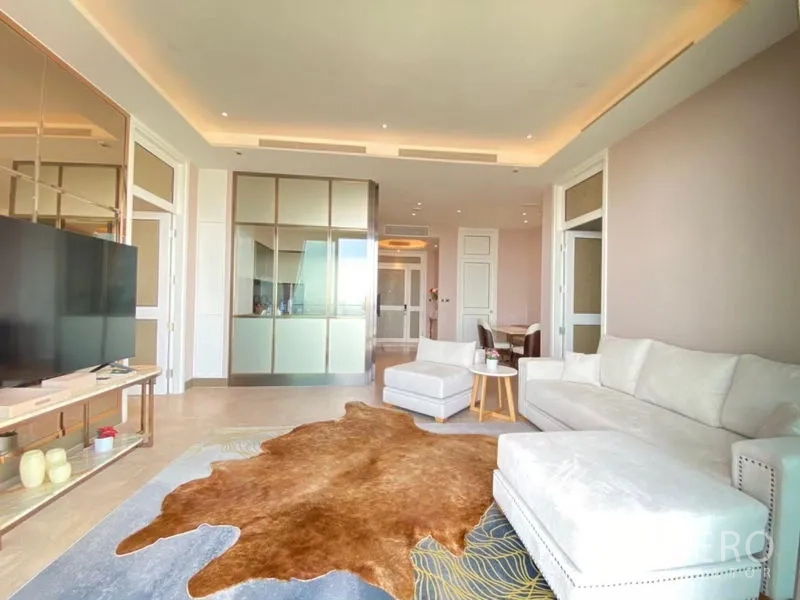 公寓 出租在Khlong San, Bangkok - 通透客厅，L 型沙发、氛围灯与大尺寸电视柜。