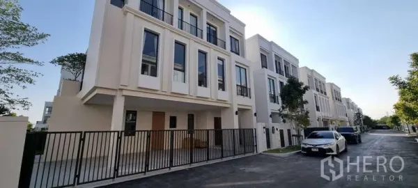 独立式住宅 出租在Lat Krabang, Bangkok - 静街上的现代三层住宅立面，带院墙与车位，位于Lat Krabang。